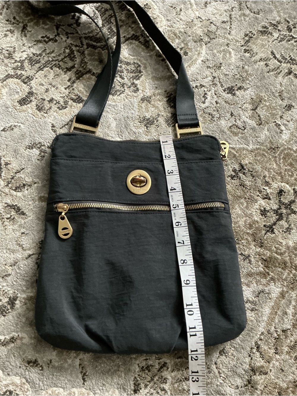 Spacious Crossbody Bag with Gold Hardware 🌟🌟 - Picture 6 of 11